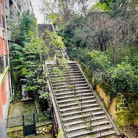Petit Montmartre Dans Le 20e A París